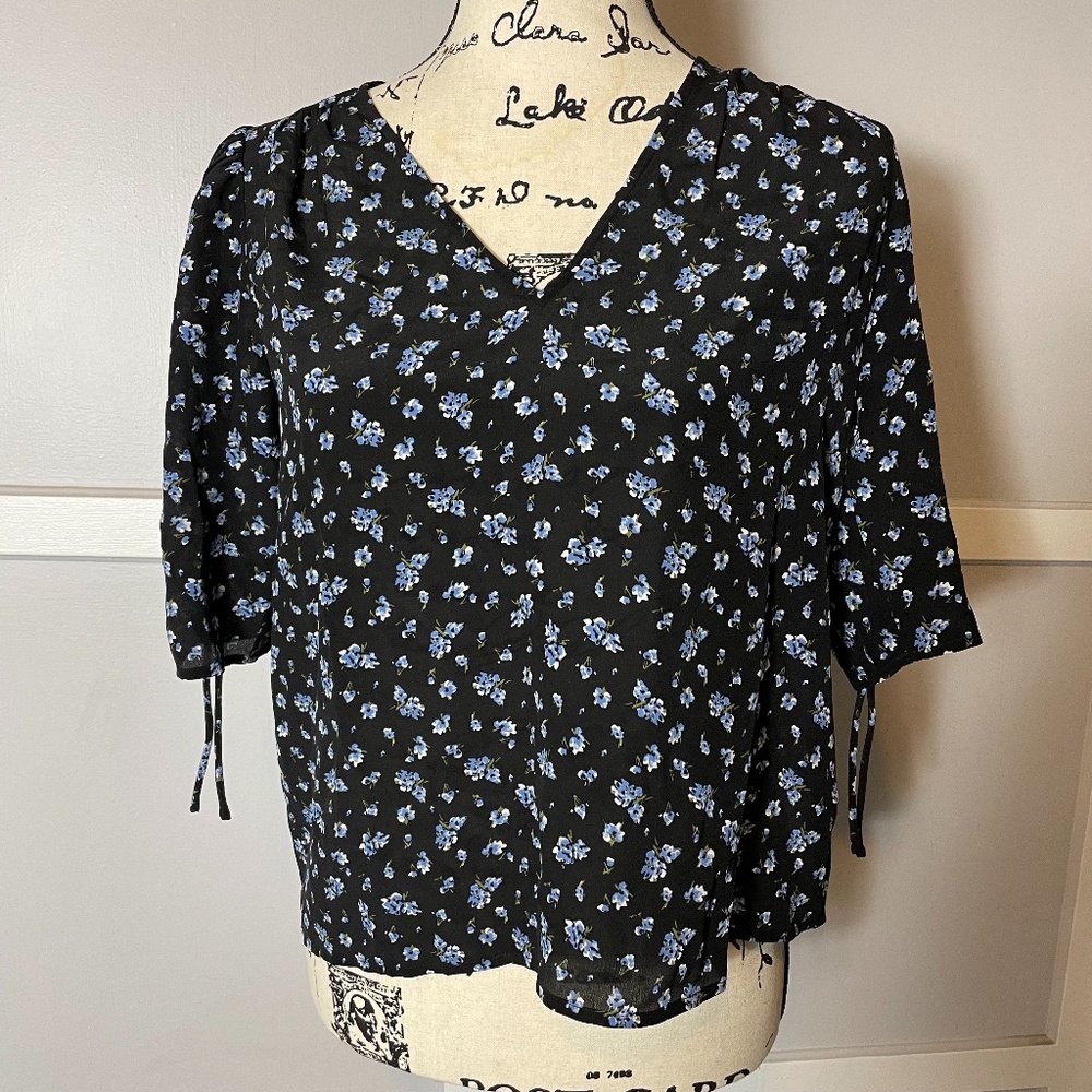 Madewell 100% Silk Black & Blue Floral Short Sleeve Blouse - Picture 2 of 7